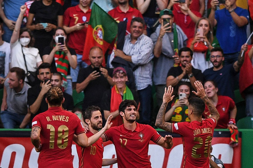 Gonsalo Guedes memperbesar keunggulan lima menit kemudian. Pemain depan Valencia itu menemukan ruang untuk mencetak gol dari posisi yang sama dengan Cancelo. Skor 2-0 bertahan hingga jeda.