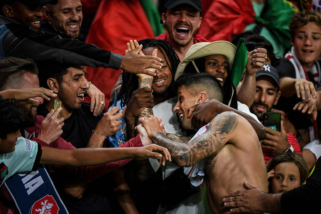 Dengan hasil tersebut tim asuhan Fernando Santos memperketat cengkeramannya di posisi teratas klasemen grup ini dengan tujuh poin dari tiga pertandingan.