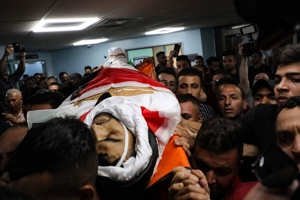 Kementerian Kesehatan Palestina mengatakan Mahmud Fayez Abu Ayhour, 27, tewas di Halhul, utara kota Hebron. Bulan Sabit Merah sebelumnya melaporkan beberapa orang cedera menyusul kerusuhan di Halhul.