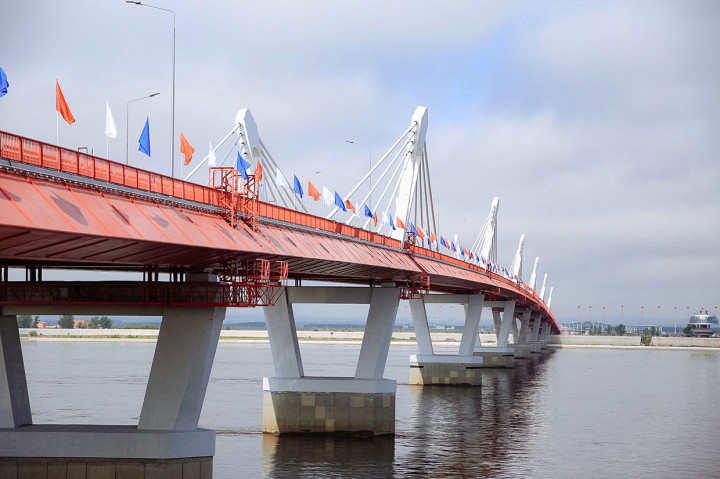 Pemandangan jembatan perbatasan pertama di atas Sungai Amur (Heilongjiang) yang menghubungkan kota Blagoveshchensk di Rusia dan kota Heihe di Tiongkok saat upacara peresmiannya pada Jumat, 10 Juni 2022. 