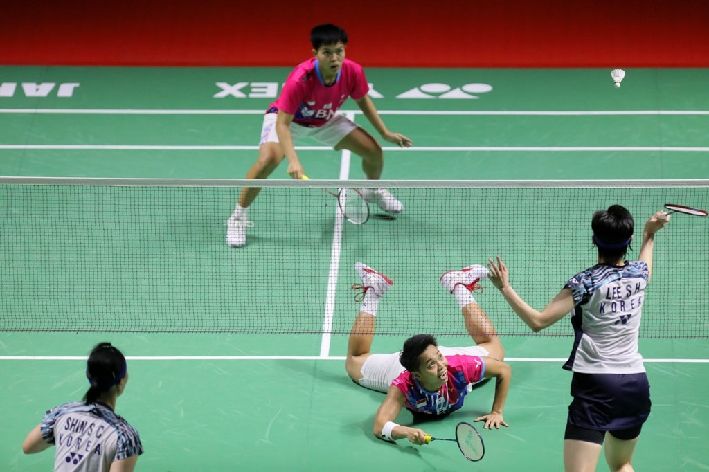 Di babak empat besar Apriyani/Fadia akan bertemu dengan pasangan Malaysia Pearly Tan/Thinaah Miralitharan, yang di pertandingan lainnya mengalahkan unggulan empat asal Thailand Jongkolphan Kitihtarakul/Rawinda Prajongjai.