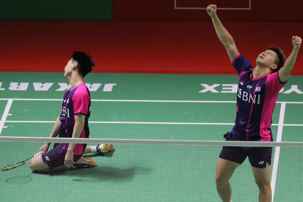 Pebulu tangkis ganda putra Indonesia (The Minions) Marcus Fernaldi Gideon (kanan) dan Kevin Sanjaya Sukamuljo melakukan selebrasi usai mengalahkan pebulu tangkis ganda putra Malaysia Goh Sze Fei/Nur Izzuddin di babak perempat final Daihatsu Indonesia Masters 2022 di Istora Senayan, Jakarta, Jumat, 10 Juni 2022.