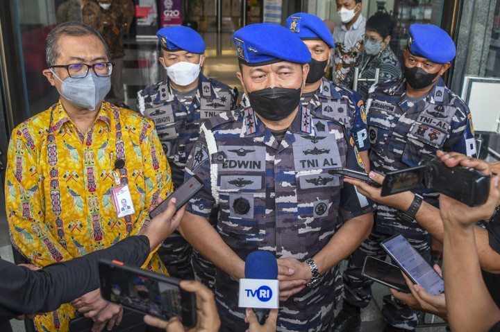 Komandan Pusat Polisi Militer Angkatan Laut (Danpuspomal) Laksamana Muda (Laksda) TNI Edwin, didampingi Sekjen KPK Cahya Harefa, memberikan keterangan kepada wartawan, usai melakukan pertemuan dengan pimpinan KPK, di Gedung KPK, Jakarta, Jumat, 10 Juni 2022.