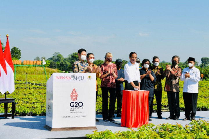 Presiden Joko Widodo meresmikan Persemaian Rumpin, Peluncuran Rehabilitasi Mangrove, dan World Mangrove Center di Persemaian Rumpin, Kabupaten Bogor, Provinsi Jawa Barat, Jumat, 10 Juni 2022.
