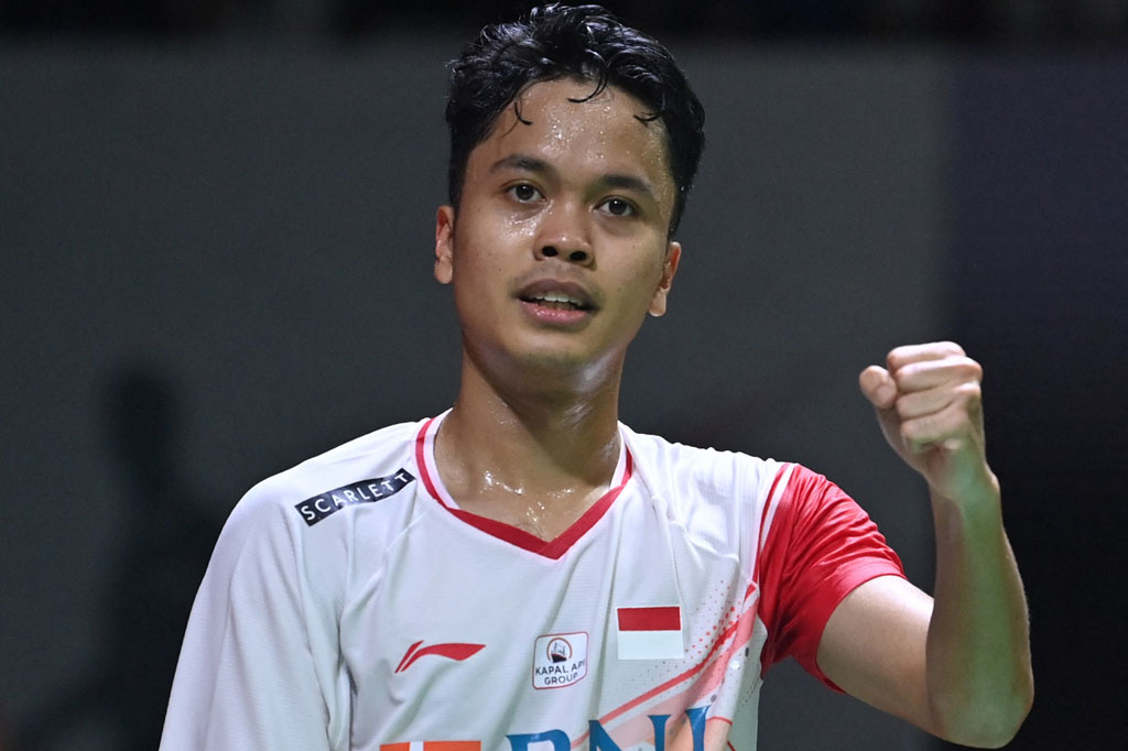 Pebulu tangkis tunggal putra Indonesia Anthony Sinisuka Ginting melakukan selebrasi usai melaju ke babak semifinal Indonesia Masters 2022.