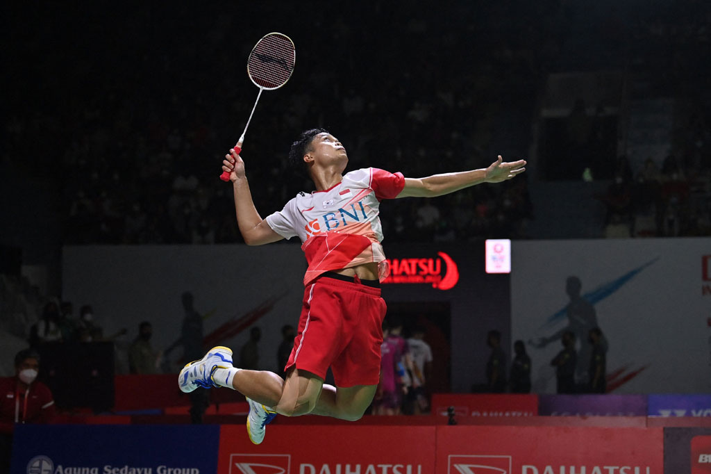 Dengan kemenangan ini, Ginting akan melawan peraih medali emas Olimpiade Tokyo Viktor Axelsen di babak empat besar turnamen BWF level super 500 ini.