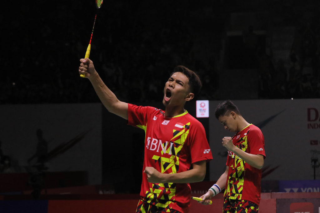 Pebulu tangkis ganda putra Indoenesia Fajar Alfian dan Muhammad Rian Ardianto melakukan selebrasi usai menundukkan pebulu tangkis ganda putra Taiwan Lee Yang-Wang Chi-Lin pada babak 8 besar Daihatsu Indonesia Masters 2022 di Istora Senayan, Jakarta, Jumat, 10 Juni 2022.