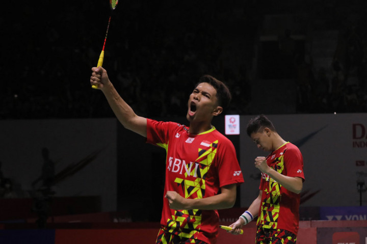 Pebulu tangkis ganda putra Indoenesia Fajar Alfian dan Muhammad Rian Ardianto melakukan selebrasi usai menundukkan pebulu tangkis ganda putra Taiwan Lee Yang-Wang Chi-Lin pada babak 8 besar Daihatsu Indonesia Masters 2022 di Istora Senayan, Jakarta, Jumat, 10 Juni 2022.