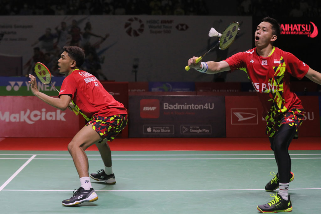 Pasangan Fajar/Rian melaju ke babak semifinal setelah mengalahkan unggulan ketiga tersebut dengan skor 21-15 dan 21-18 dalam waktu 45 menit.