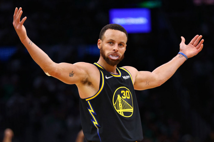  Stephen Curry melakukan selebrasi usai memborong 43 poin untuk memimpin Golden State Warriors merebut kemenangan Gim 4 Final NBA 107-97 atas Boston Celtics di TD Garden, Massachussets, Sabtu, 11 Juni 2022 WIB, sekaligus menyamakan kedudukan menjadi 2-2.