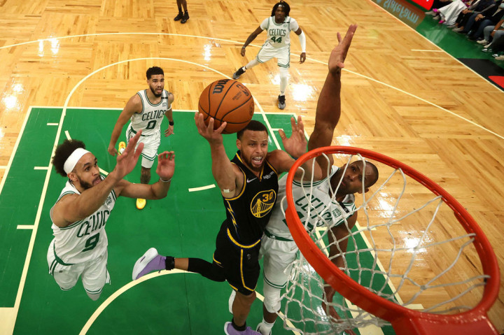 Curry melengkapi penampilan tersuburunya di fase playoff musim ini tersebut dengan mengamankan 10 rebound.