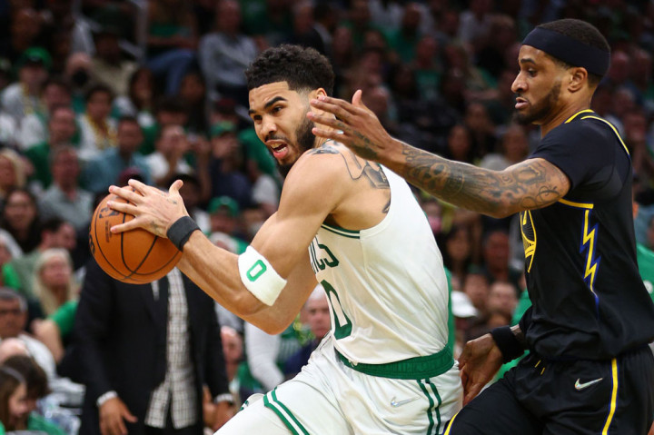 Jayson Tatum memimpin Celtics dengan 23 poin dan 11 rebound, diikuti Jaylen Brown yang memperoleh 21 poin, 18 poin dari Marcus Smart, serta 16 poin milik Derrick White.
