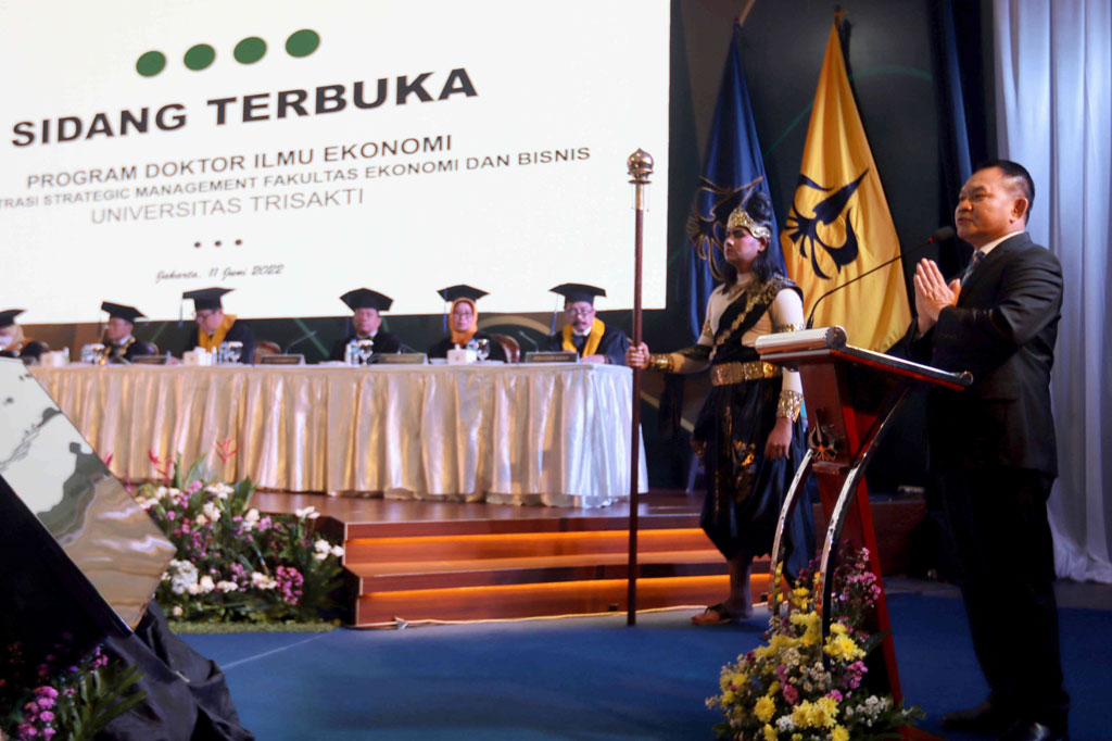 KSAD Jenderal Dudung Abdurachman memaparkan disertasinya dalam Sidang Terbuka Promosi Doktor, di Universitas Trisakti, Jakarta, Sabtu, 11 Juni 2022.