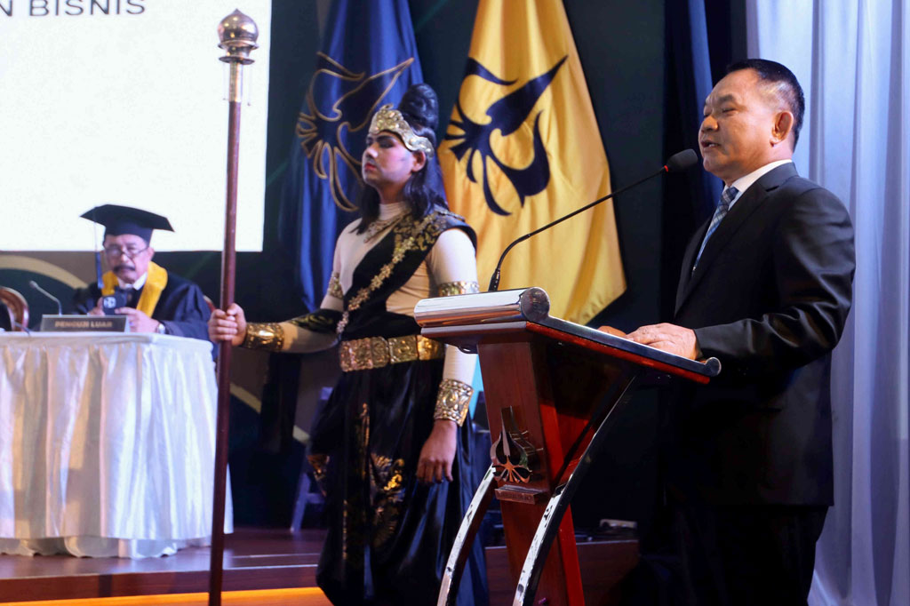 Jenderal Dudung Abdurachman resmi menyandang gelar doktor dengan predikat cum laude, usai menjalani Sidang Terbuka Promosi Doktor Program Studi Ilmu Ekonomi Universitas Trisakti.