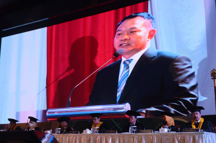 Dalam sidang itu, Dudung memaparkan disertasi yang bertajuk 'Pengaruh Strategic Leadership Style dan Green Human Resource Management terhadap Management Performance Kodam Jaya yang Dimediasi oleh Teamwork Management.'