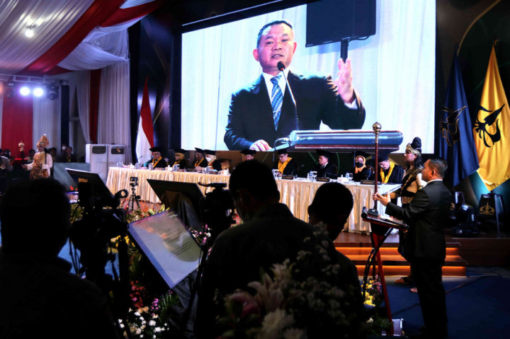 Berdasarkan penelitian dan pendalaman kajian yang dia lakukan, Dudung menyimpulkan gaya kepemimpinan strategis dan manajemen SDM yang diinisiasi oleh teamwork atau kerja kolaboratif suatu kelompok mampu meningkatkan peforma suatu organisasi.