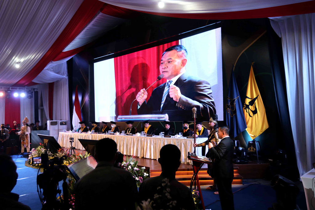 Dimensi yang paling dominan dalam gaya kepemimpinan itu, kata dia, adalah pada keberanian pengambilan keputusan dan keberadaan pemimpin yang diidamkan, dihormati, diharapkan, diidolakan, dikagumi, dan dicintai oleh anggotanya sehingga mampu memberikan motivasi, keadilan, serta semangat yang luar biasa.