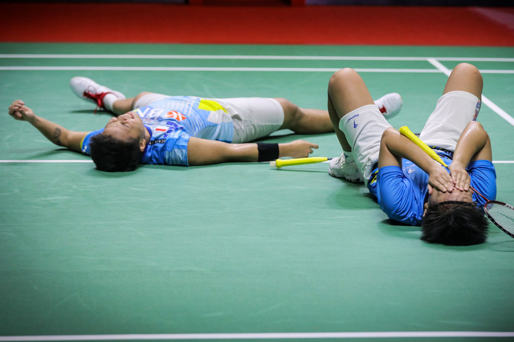 Pebulu tangkis ganda putri Indonesia, Apriyani Rahayu/Siti Fadia Silfa Ramadhanti melakukan selebrasi seusai mengalahkan pasangan Malaysia, Pearly Tan/Thinaah Muralitharan pada semifinal Turnamen Indonesia Masters 2022 di Istora Senayan, Jakarta, Sabtu, 11 Juni 2022.