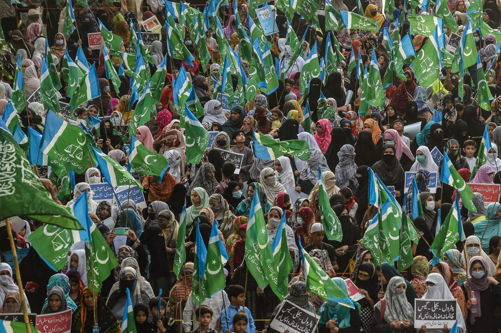 Dalam aksi itu, kendaraan-kendaraan dirusak dan dibakar. Ditambah pelemparan batu selama aksi berlangsung hingga dilaporkan beberapa orang terluka.