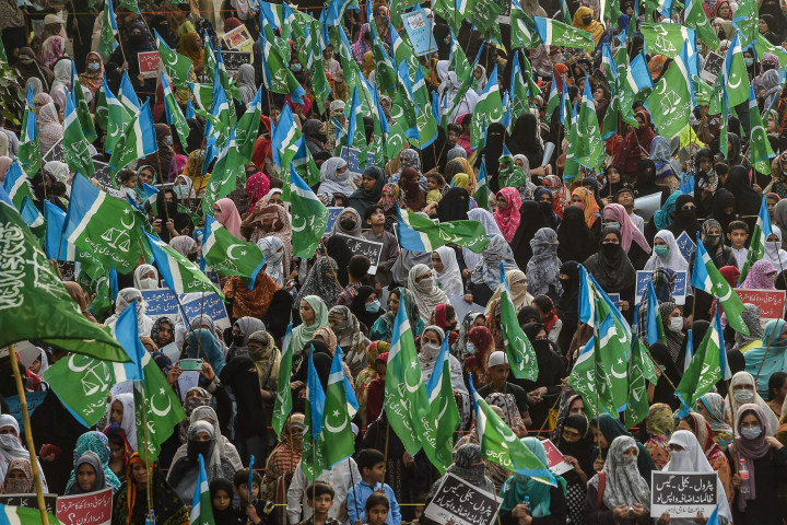 Dalam aksi itu, kendaraan-kendaraan dirusak dan dibakar. Ditambah pelemparan batu selama aksi berlangsung hingga dilaporkan beberapa orang terluka.
