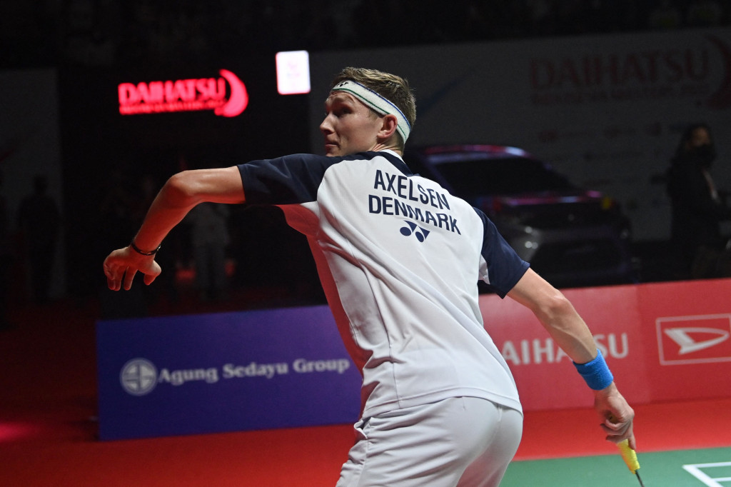 Viktor Axelsen dari Denmark bersiap untuk melempar raketnya ke pendukungnya setelah menang melawan Chou Tien Chen dari Taiwan di final tunggal putra turnamen bulu tangkis Indonesia Masters di Jakarta pada 12 Juni 2022.
