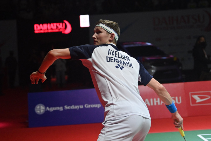 Viktor Axelsen dari Denmark bersiap untuk melempar raketnya ke pendukungnya setelah menang melawan Chou Tien Chen dari Taiwan di final tunggal putra turnamen bulu tangkis Indonesia Masters di Jakarta pada 12 Juni 2022.