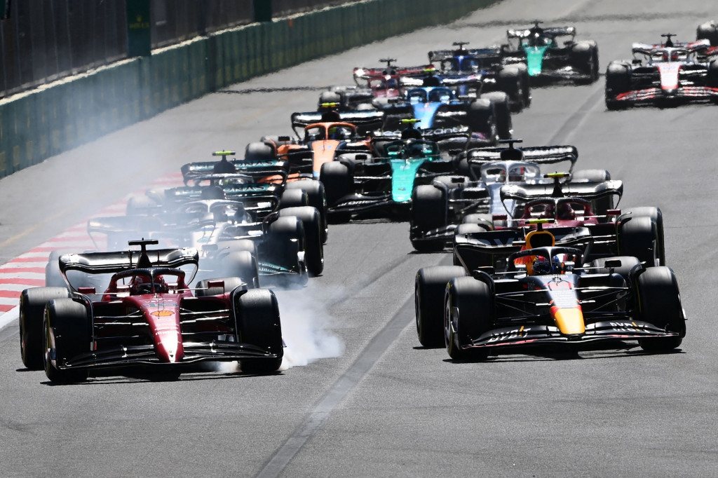 Duet Scuderia Ferrari, Carlos Sainz jr dan Charles Leclerc, gagal finis akibat masalah teknis masing-masing pada Lap 9 dan 21. Sainz mengalami kendala hidrolik saat berada di posisi 4, dan mesin Leclerc meledak saat ia memimpin.