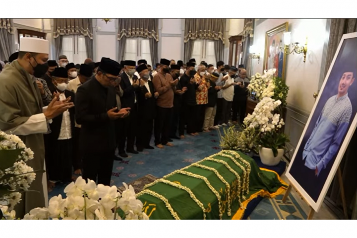 Salat dilaksanakan sekitar 20 menit setelah jenazah Eril tiba di Gedung Pakuan.