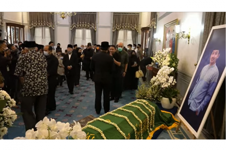 Sebelumnya, jenazah Eril tiba pukul 20.00 WIB. Begitu tiba, jenazah disambut oleh dua nenek Eril dari kedua orangtuanya Ridwan Kamil dan Atalia Praratya yang telah menunggu.