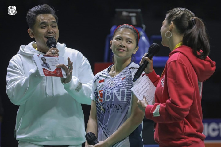 Selain itu para penonton yang hadir di Istora juga menjadi saksi pensiunnya Greysia Polii. 