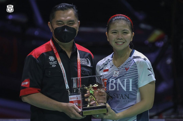 Greysia Polii resmi gantung raket setelah menggelar acara Testimonial Day meriah dan penuh haru. Pemain kelahiran 11 Agustus 1987 itu secara resmi pensiun dari dunia tepok bulu di Istora Gelora Bung Karno, Senayan, Jakarta, Minggu, 12 Juni 2022.