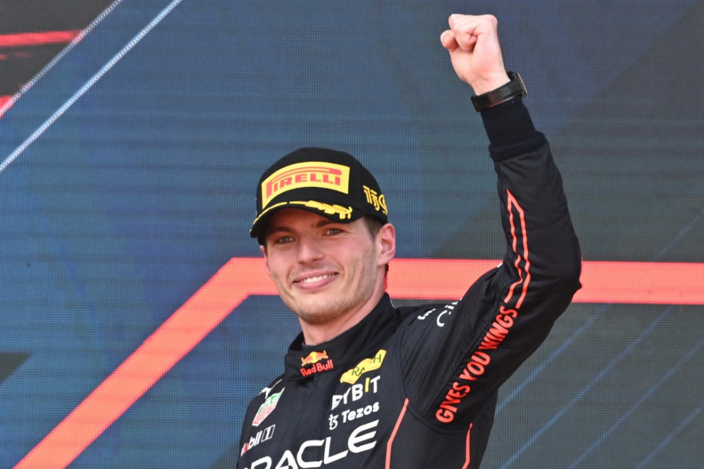 Max Verstappen berhasil menjadi yang tercepat pada balapan Formula 1 GP Azerbaijan 2022 yang berlangsung di Baku City Circuit, Sabtu, 12 Juni 2022. Pebalap Red Bull itu tampil dominan.