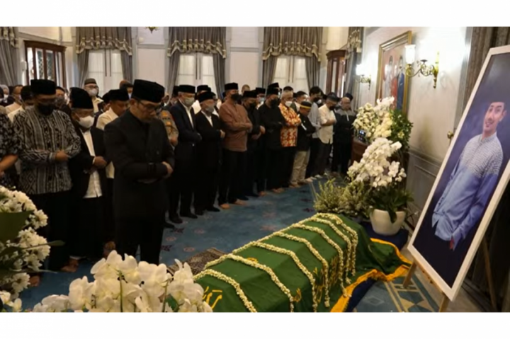 Gubernur Jawa Barat Ridwan Kamil memimpin salat jenazah sang putra, Emmeril Kahn Mumtadz atau Eril di Gedung Pakuan, Bandung, Jawa Barat Minggu, 12 Juni 2022, malam.