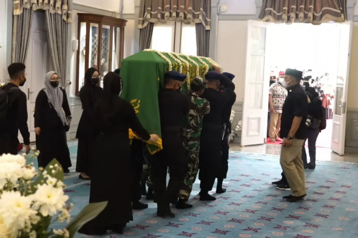 Jenazah putra sulung Gubernur Jawa Barat Ridwan Kamil, Emmeril Kahn Mumtadz (Eril) diberangkatkan dari rumah duka Gedung Pakuan, Bandung, menuju tempat pemakaman di Kecamatan Cimaung, Senin, 13 Juni 2022, pagi. 