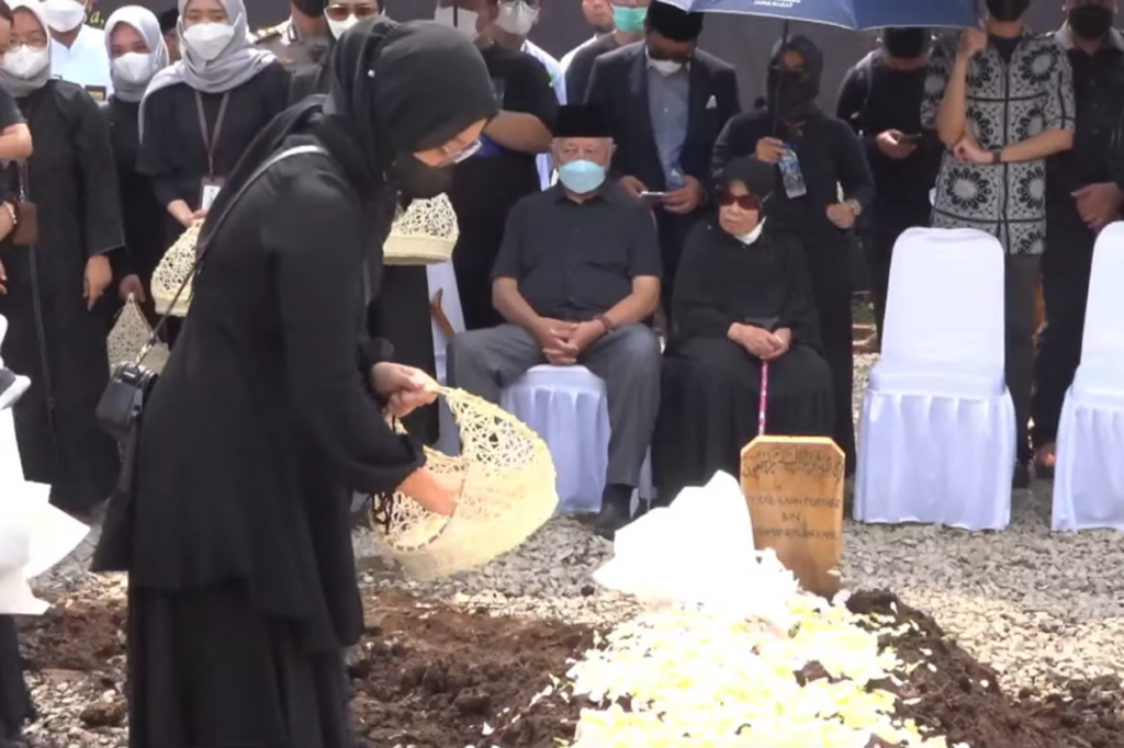 Eril meninggal dunia usai tenggelam di Sungai Aare, Bern, Swiss, pada Kamis, 26 Mei 2022. Jenazah Eril ditemukan pada Rabu, 8 Juni 2022.