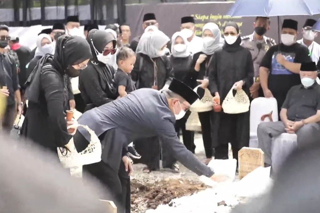 Putri mereka, Camillia Laetitia Azzahra atau Zara, juga ikut menabur bunga.