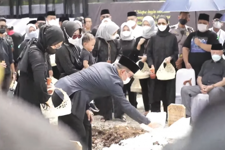 Putri mereka, Camillia Laetitia Azzahra atau Zara, juga ikut menabur bunga.