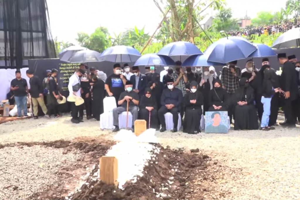 Setelah ditemukan, jenazah Eril dibawa dari Swiss dan tiba di Bandara Soekarno Hatta pada Minggu, 12 Juni 2022. Jenazah Eril kemudian dibawa ke Gedung Pakuan Bandung untuk disemayamkan sebelum dikebumikan di Cimaung.