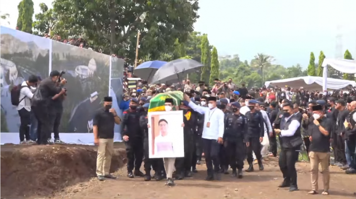 Jenazah Eril dimakamkan di pemakaman keluarga di Cimaung, Kabupaten Bandung, Jawa Barat, Senin, 13 Juni 2022.