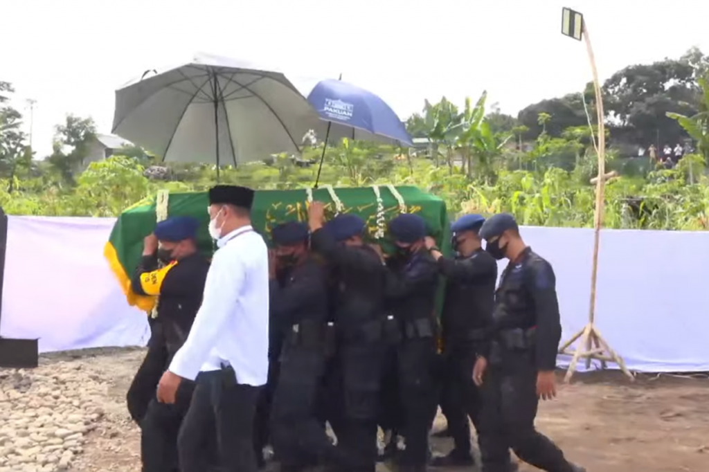 Sebelum diturunkan ke liang lahat, azan dilantunkan di depan peti jenazah Eril. Para tamu yang hadir di antaranya rekan-rekan eril di Komunitas Jabar Bergerak Zillenial.