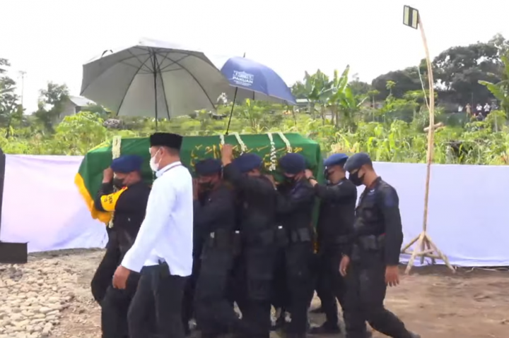 Sebelum diturunkan ke liang lahat, azan dilantunkan di depan peti jenazah Eril. Para tamu yang hadir di antaranya rekan-rekan eril di Komunitas Jabar Bergerak Zillenial.