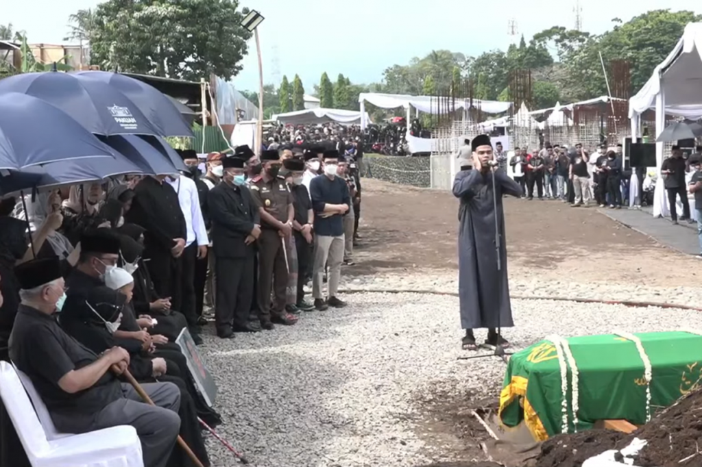 Proses pemakaman turut diiringi salawat yang dilantukan oleh Muzzamil Hasballah. 