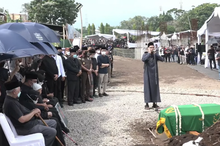 Proses pemakaman turut diiringi salawat yang dilantukan oleh Muzzamil Hasballah. 