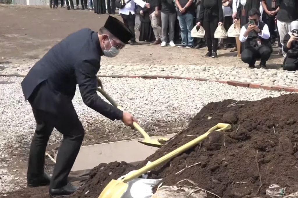 Gubernur Jawa Barat Ridwan Kamil ikut menggali liang lahat untuk jenazah putra sulungnya Emmeril Kahn Mumtadz atau Eril.