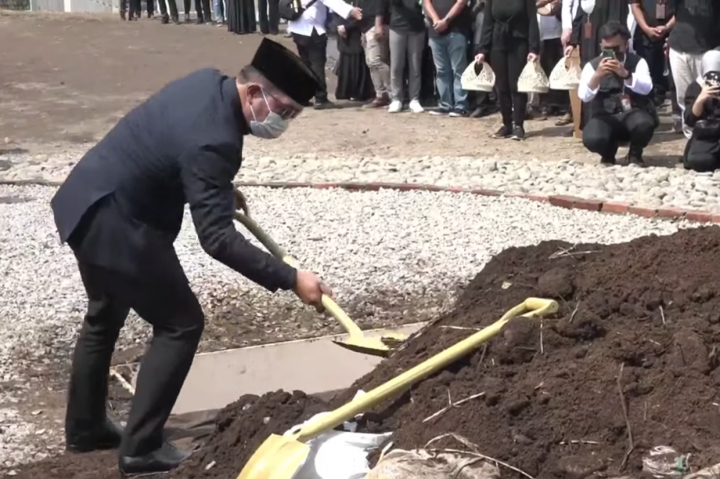 Gubernur Jawa Barat Ridwan Kamil ikut menggali liang lahat untuk jenazah putra sulungnya Emmeril Kahn Mumtadz atau Eril.