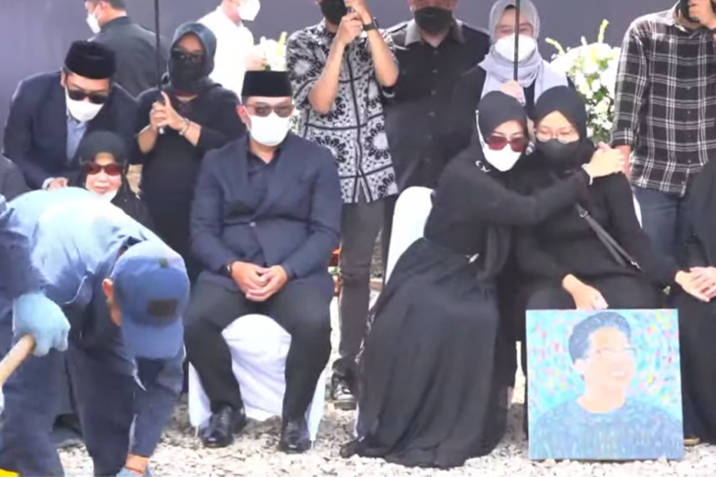 Suasana duka dan haru menyelimuti pemakaman Emmeril Kahn Mumtadz atau Eril, putra sulung Gubernur Jawa Barat Ridwan Kamil.