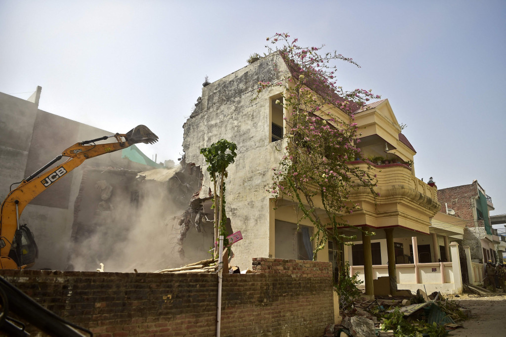 Para pemuka komunitas Muslim di Negara Bagian Uttar Pradesh diperintahkan untuk mengosongkan rumah sebelum tempat tinggal mereka dihancurkan. 