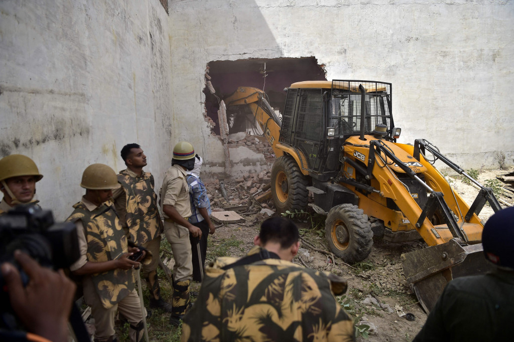 Adapun, Perdana Menteri India Narendra Modi sejauh ini belum memberikan pernyataan tentang insiden pembongkaran rumah dan penangkapan orang-orang yang diduga terlibat dalam kericuhan tersebut.