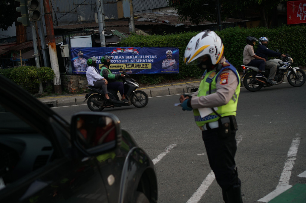 Operasi Patuh Jaya 2022 yang digelar oleh Korlantas Polri mulai diberlakukan di wilayah hukum Polda Metro Jaya pada Senin, 13 Juni 2022, hingga 26 Juni mendatang dalam rangka mengajak masyarakat dapat tertib dan disiplin dalam berlalu lintas. 