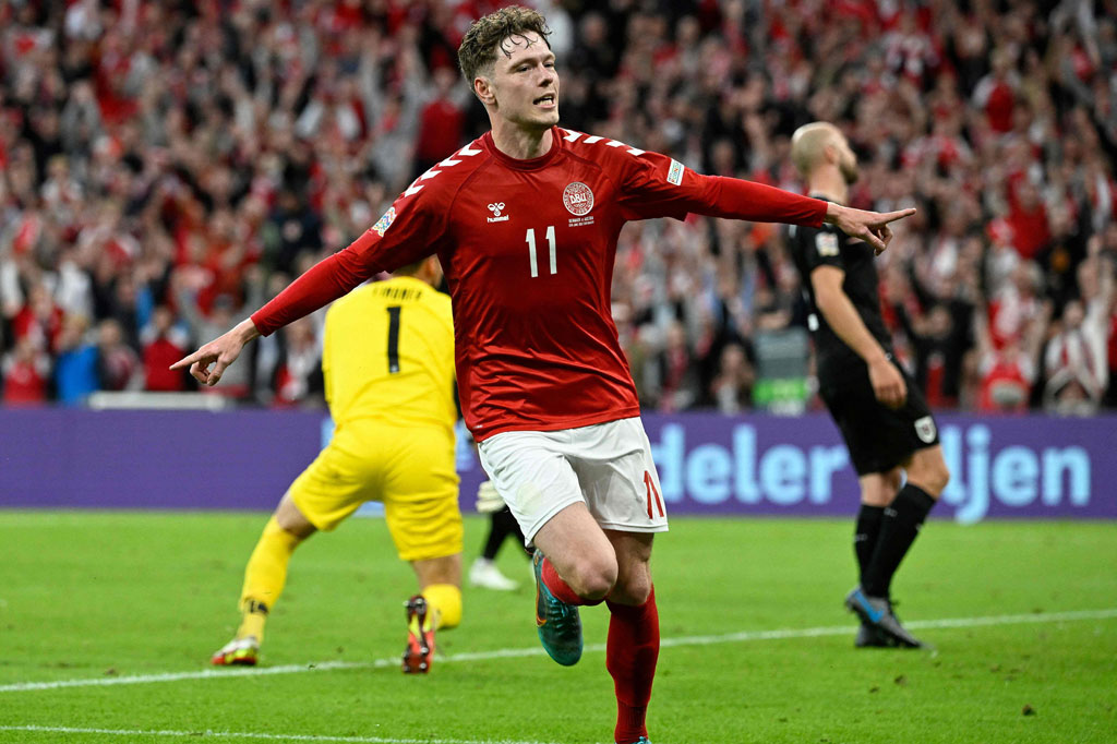 Andreas Skov Olsen mencetak gol kedua meneruskan assist Wind di dalam kotak penalti sembilan menit sebelum turun minum.